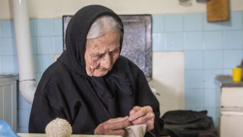POKLANJA ČARAPE U ZNAK ZAHVALNOSTI: Baka Milica Andrijašević (93) iz sela kod Gacka se ne predaje