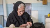 ПОКЛАЊА ЧАРАПЕ У ЗНАК ЗАХВАЛНОСТИ: Бака Милица Андријашевић (93) из села код Гацка се не предаје