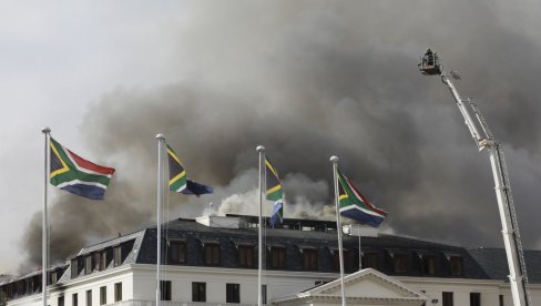 ФОТОГРАФИЈЕ ПОЖАРА У ЗГРАДИ ПАРЛАМЕНТА: Ватра у Кејптауну коначно стављена под контролу (ФОТО)