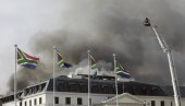 FOTOGRAFIJE POŽARA U ZGRADI PARLAMENTA: Vatra u Kejptaunu konačno stavljena pod kontrolu (FOTO)