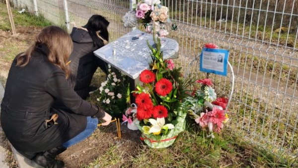 ГОДИНУ ДАНА ОД НЕСРЕЋЕ У НИШУ: Цвеће и свеће на месту где су погинули Андреј Пренкљушај (12) и Дејан Илић (48)