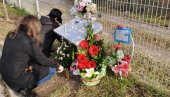 ГОДИНУ ДАНА ОД НЕСРЕЋЕ У НИШУ: Цвеће и свеће на месту где су погинули Андреј Пренкљушај (12) и Дејан Илић (48)