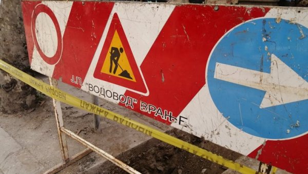ХАВАРИЈА У ВРАЊУ: Оштећена водоводна цев, три градске улице без воде, издато упозорење грађанима