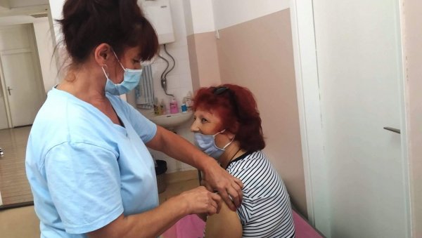 НАСТАВЉЕНА ВАКЦИНАЦИЈА У ПАРАЋИНУ: За грађане пункт ради до 19 сати, утрошено укупно 49.230 вакцина