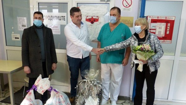 ДАРОВИ ЗА ПРВОРОЂЕНУ БЕБУ: Леп гест челника Сремске Митровице за празнике