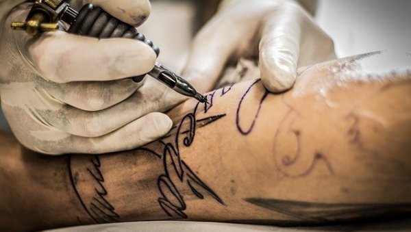 СТУПИЛА НА СНАГУ ОДЛУКА ЕУ: Забрањена употреба неких мастила за тетовирање