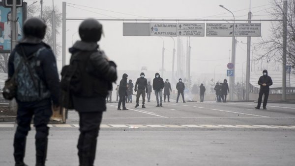 У КАЗАХСТАНУ ПОЛИЦИЈСКИ ЧАС ДВЕ НЕДЕЉЕ: Сукоби демонстраната и полиције били крвави