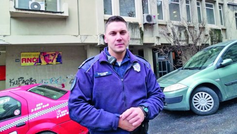 НАЈПЛЕМЕНИТИЈИ ПОДВИГ ГОДИНЕ -  СУПЕРМЕН ИЗ ГРАДА НА ЂЕТИЊИ: Раде Васовић, полицајац изложио себе животној опасности да би спасао старицу