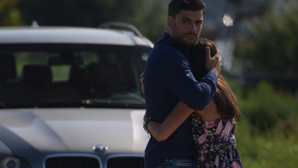 МИЛАН МАРИЋ УХВАЋЕН У ЗАГРЉАЈУ КОЛЕГИНИЦЕ! Није скидао осмех са лица, пљуште коментари: Прелеп су пар... (ФОТО)