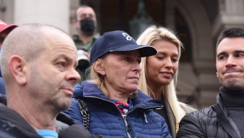 PODRŠKA NOVAKU ĐOKOVIĆU: Porodica i građani se okupili ispred Skupštine Srbije (FOTO/VIDEO)