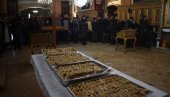 ТРАДИЦИОНАЛНИ ОБИЧАЈ: У цркви у Кикинди припремљена чесница за 800 верника