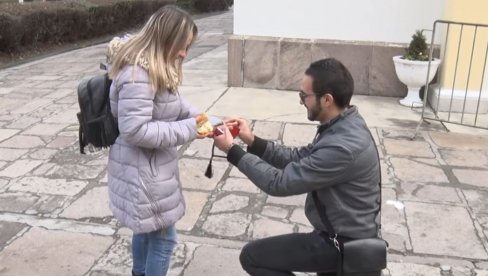 PROSIDBA NA BOŽIĆ I DUPLA POBEDA: Milan (26) izvukao novčić, pa kleknuo pred devojku (VIDEO)