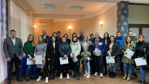 STIPENDIJE NAJBOLJIMA: Opština Plandište uručila ugovore za 23 studenata