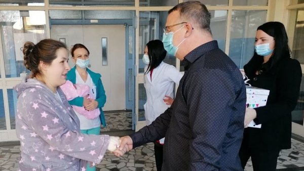 ЛОКАЛНА САМОУПРАВА ДАРИВАЛА ПРВОРОЂЕНУ БЕБУ: Кладовљанки Ведрани златник и беби опрема