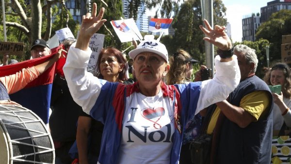 НЕКА СВЕТ ЗНА, ЂОКОВИЋ НИЈЕ САМ: Навијачи пред хотелом послали јасну поруку свету! (ВИДЕО)