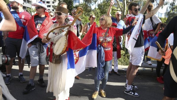 СРБИЈА ДО МЕЛБУРНА: Поново рапсодија навијача пред Ђоковићевим хотелом, игра се коло (ВИДЕО)