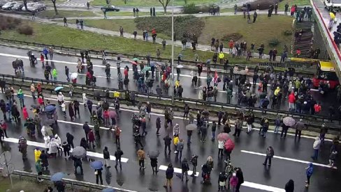СЛИКА ИЗ ВАЗДУХА: Погледајте колико људи је блокирало ауто-пут