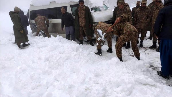 БЕЛА СМРТ: У снежној олуји у пакистанском зимском центру од смрзавања страдало најмање 22 људи