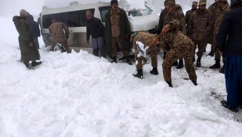 BELA SMRT: U snežnoj oluji u pakistanskom zimskom centru od smrzavanja stradalo najmanje 22 ljudi