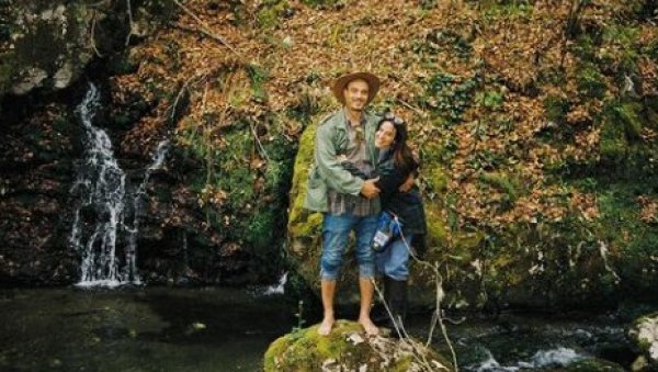 У ВЕЗИ ЈЕ СА ПОЗНАТИМ РЕДИТЕЉЕМ: Ћерка Јована Мемедовића показала изабраника, путују и уживају у фотографисању