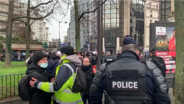 ПРОТЕСТИ У ФРАНЦУСКОЈ: На улицама због пропусница и Макронових изјава, у Паризу сукоб са полицијом! (ВИДЕО)