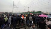 NOVI PROTEST U BATAJNICI: Zbog zatvaranja pružnog prelaza, žitelji zemunsih naselja i juče se okupili
