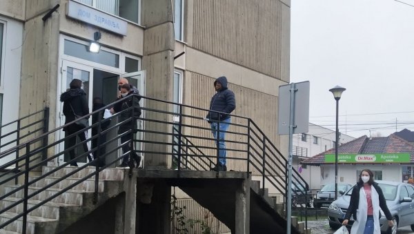 ЕКСПЛОЗИЈА КОВИДА У ПАРАЋИНУ: У суботу још 44 позитивна на антигенском тесту, ПЦР се још чека
