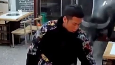 BIK ULETEO U RESTORAN I NAPAO ČOVEKA: Spustio rogove i razvalio izlog, nesvakidašnji snimak iz Kine (VIDEO)