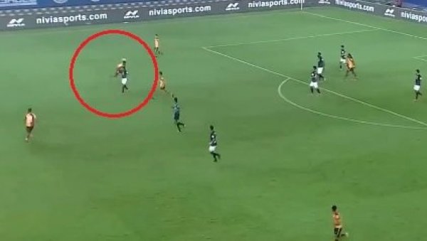 KO, JA?! Лупио шамар ривалу па се правио као да се ништа није десило (ВИДЕО)