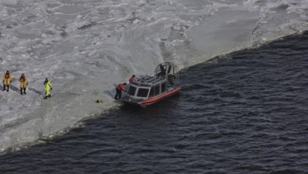 СПАСЕНЕ 34 ОСОБЕ: Остали на санти леда која се одвојила од обале