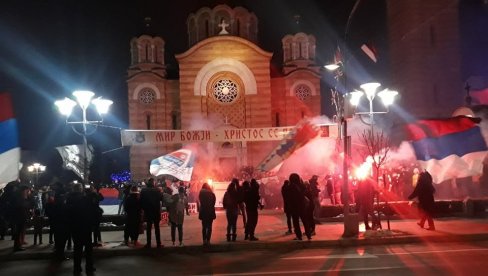 SPEKTAKULARNE SCENE U BANJALUCI: Grad sija od vatrometa i baklji, omladina na ulicama slavi svoju Republiku Srpsku (FOTO/VIDEO)