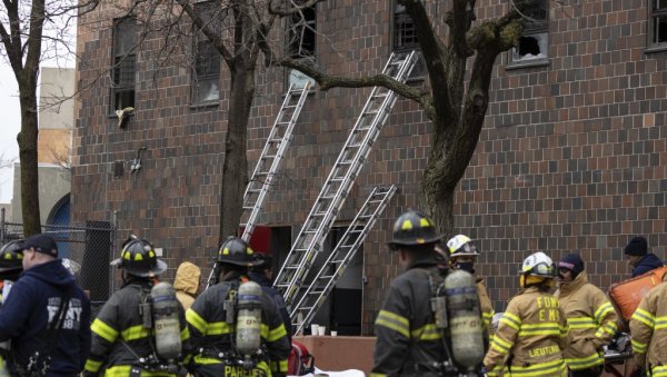 ПОЖАР У СОЛИТЕРУ: Скоро 40 људи повређено је у Њујорку, двоје критично