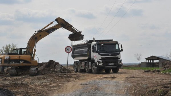 АСФАЛТИРАЈУ ДО РЕЦИКЛАЖНОГ ЦЕНТРА: На широком путу биће изграђена саобраћајница која ће водити до будућег рециклажног центра у Батајници