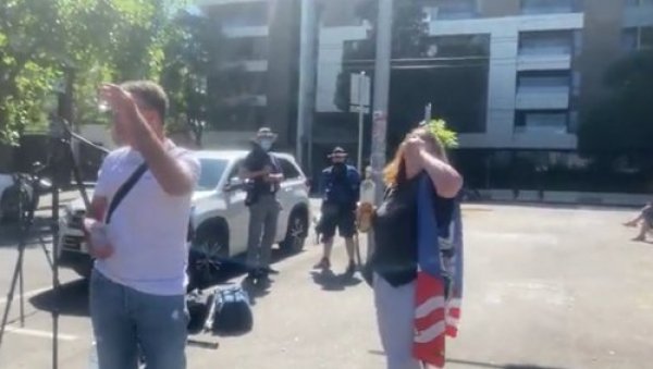 АУСТРАЛИЈСКИ ПАР ОДУШЕВИО СРБИЈУ: Огрнути заставом Београда уз ракију наздравили - За Нолета( ВИДЕО)