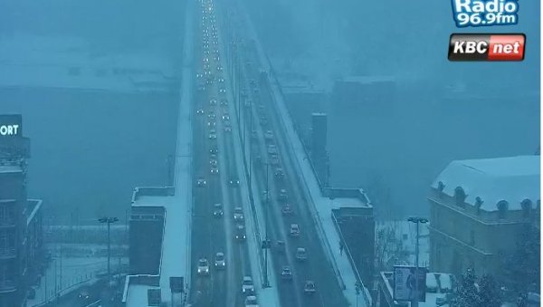 САОБРАЋАЈ У БЕОГРАДУ: Снег донео гужве на мостовима престонице (ФОТО)