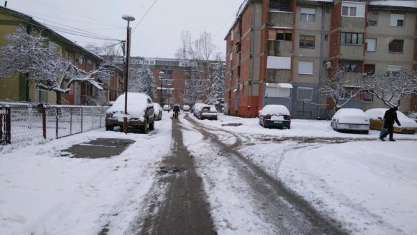 СВИ ПУТНИ ПРАВЦИ ПРОХОДНИ: Снег на улицама у Јагодини се топи