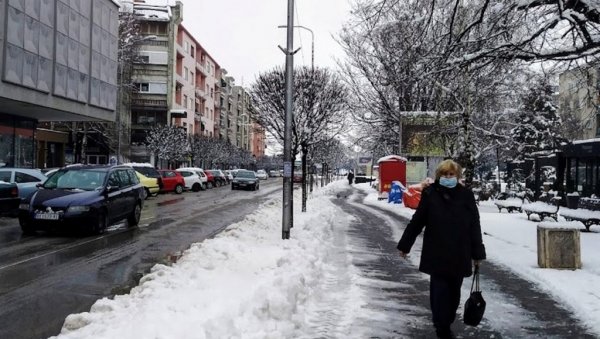 ОТЕЖАНО КА ГОРЊИМ СЕЛИМА: У Параћину механизација на терену због снега, чисте се најпре путеви и улице првог приоритета