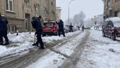 POMAŽU DA KRAGUJEVAČKE ULICE BUDU PROHODNE: Pripadnici Vatrogasno-spasilačke brigade uklanjaju sneg sa trotoara (FOTO)