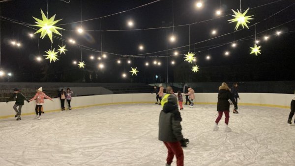 МАЛИШАНИ ВОЛЕ КЛИЗАЊЕ И ПЛИВАЊЕ: Зимска школа спортова у Пироту