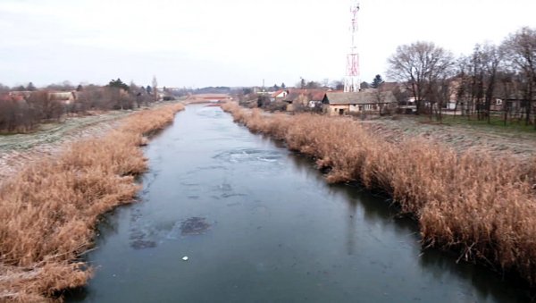 ОТРОВИ ТЕКУ ИСПРЕД КУЋА: На протестима у Врбасу затражено да хитно престане испуштање отпадних вода у Бачки канал