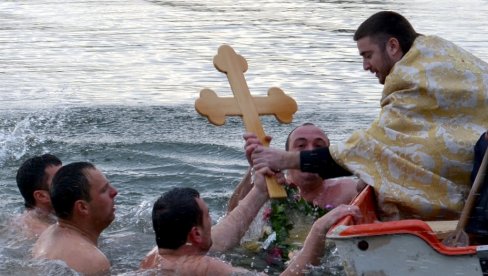 REKORD U VRŠCU: Za časni krst sutra će plivati 62 učesnika