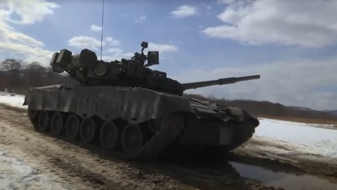 РАД ПОСАДА НА МОДЕРНИЗОВАНИМ Т-80: Руски тенк Т-80БВМ уништава положаје украјинских јединица (ВИДЕО)