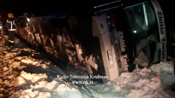 ПРВA СЛИКA СТРАВИЧНЕ НЕСРЕЋЕ: Аутобус слетео са коловоза на путу Крушевац-Брус, вишe поређених