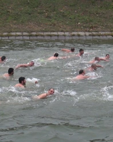 ШЋЕКИЋИ ИСПЛИВАЛИ КРСТ:Богојављење свечано обележено на светим водама Лима
