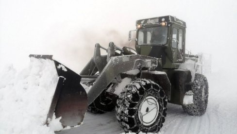 УВЕК СПРЕМНИ ДА ПОМОГНУ НАРОДУ: Војскa Србије ангажована на рашчишћавању снежних наноса са путева