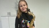 KIKA DOBILA PROFESIONALNI SAKSOFON: Talentovana devojčica konačno ima kvalitetni instrument