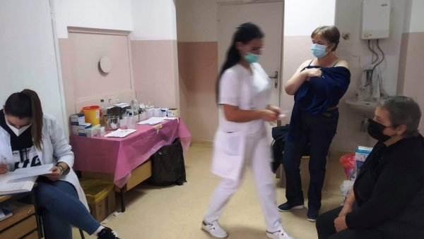 ВАКЦИНАЦИЈА У ГРАДУ НА ЦРНИЦИ: Више од 10.000 Параћинаца примило трећу дозу