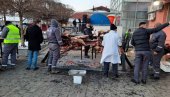 UPRKOS UPADU SPECIJALACA ROSU: Građani Gračanice dočekuju Srpsku novu godinu, na ražnju se tradicionalno peče vo (FOTO/VIDEO)