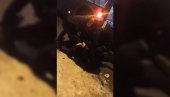 DRAMATIČAN SNIMAK IZ BEOGRADA: Policija obara na zemlju vozača autobusa koji je blokirao saobraćaj (VIDEO)