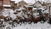 ПРВЕ КОМШИЈЕ ПАЦОВИ И ЗМИЈЕ: Људи из нишке Улице Жарка Ђурића узалуд негодују због приватне депоније